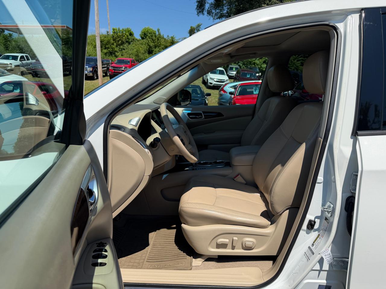 Nissan Pathfinder LE 2WD 2013