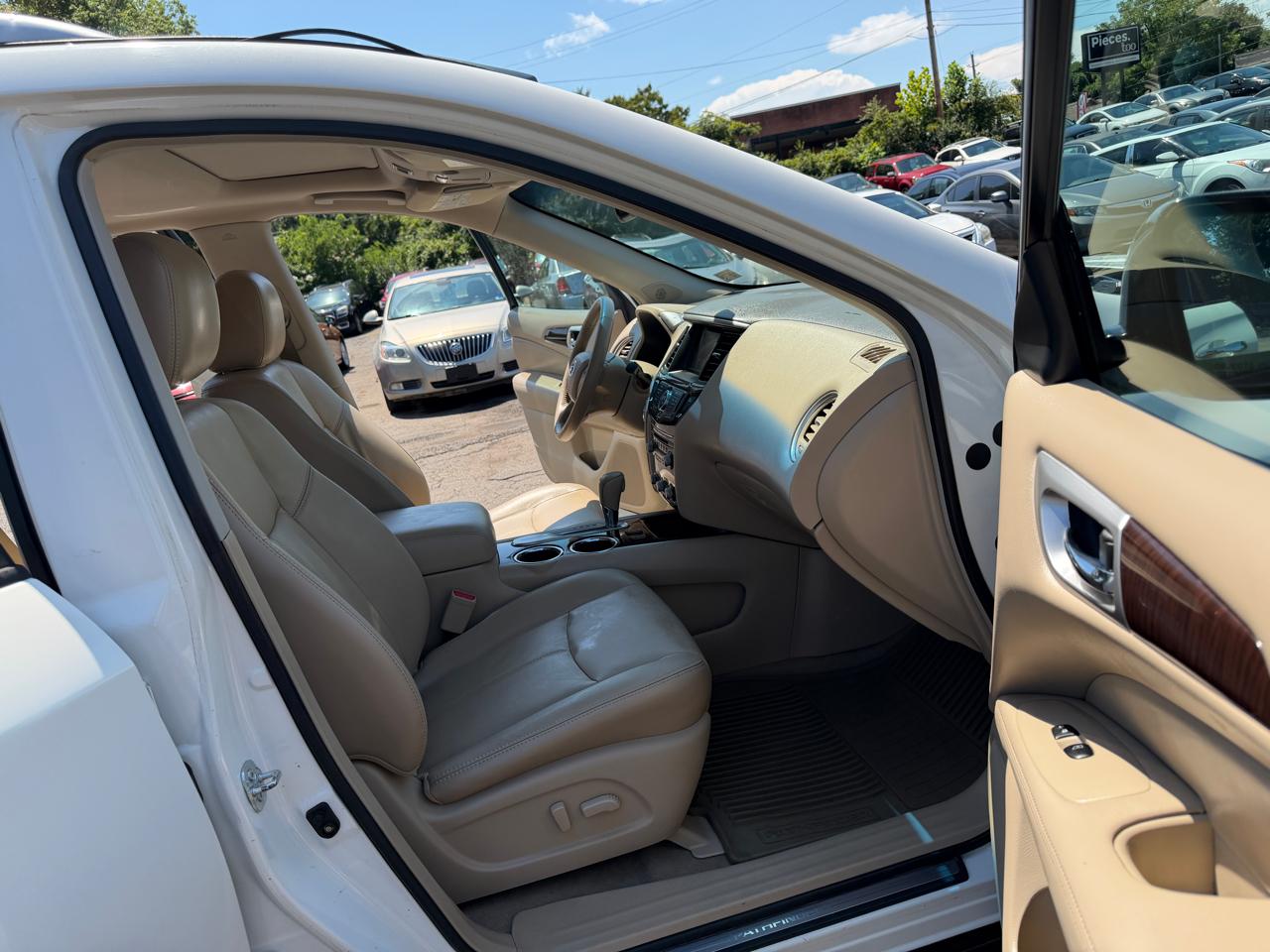 Nissan Pathfinder LE 2WD 2013