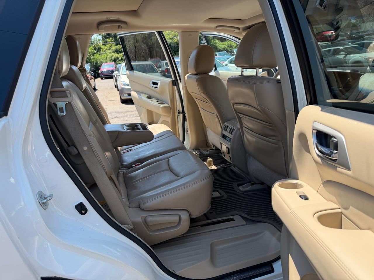 Nissan Pathfinder LE 2WD 2013