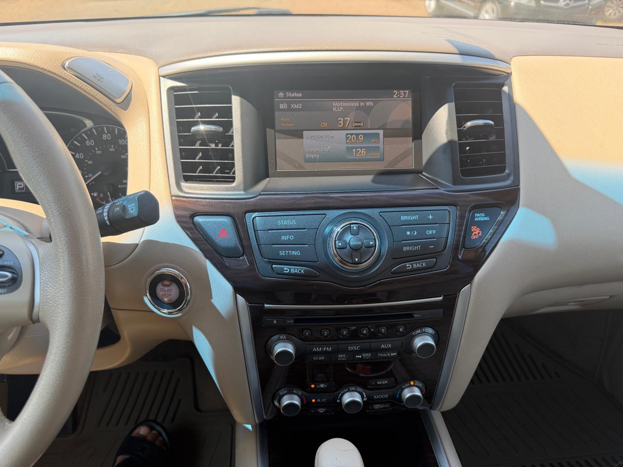 Nissan Pathfinder LE 2WD 2013