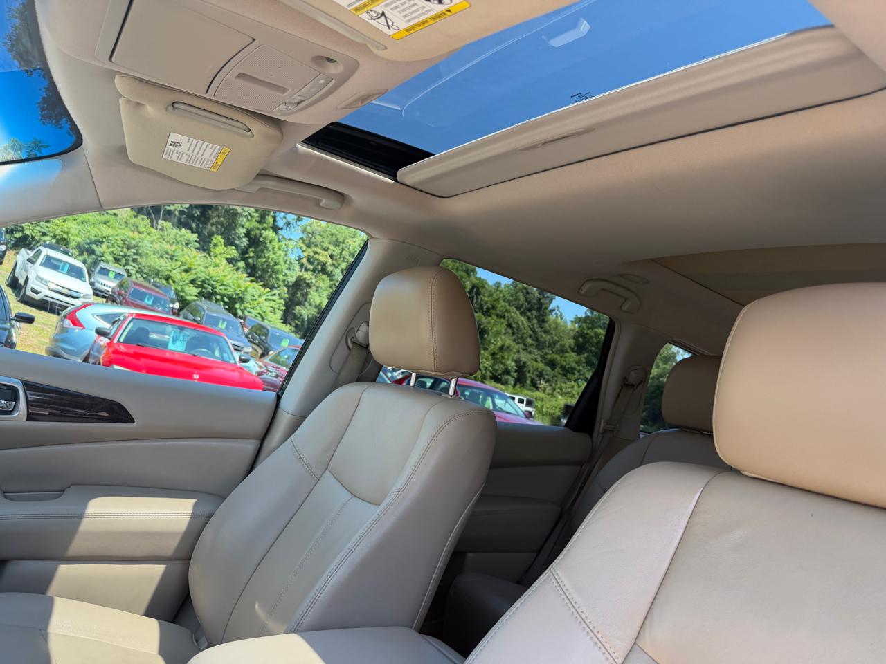 Nissan Pathfinder LE 2WD 2013