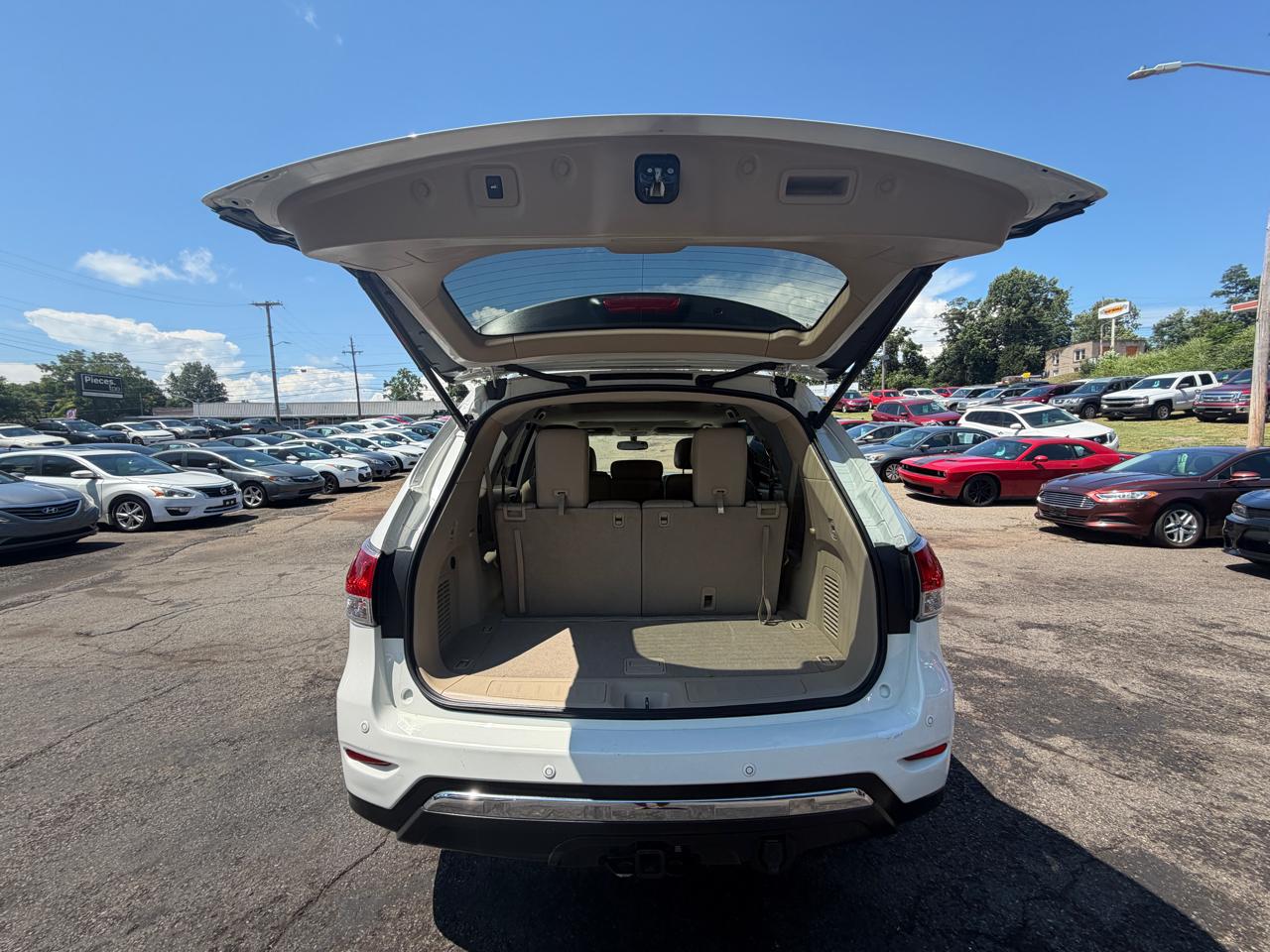 Nissan Pathfinder LE 2WD 2013