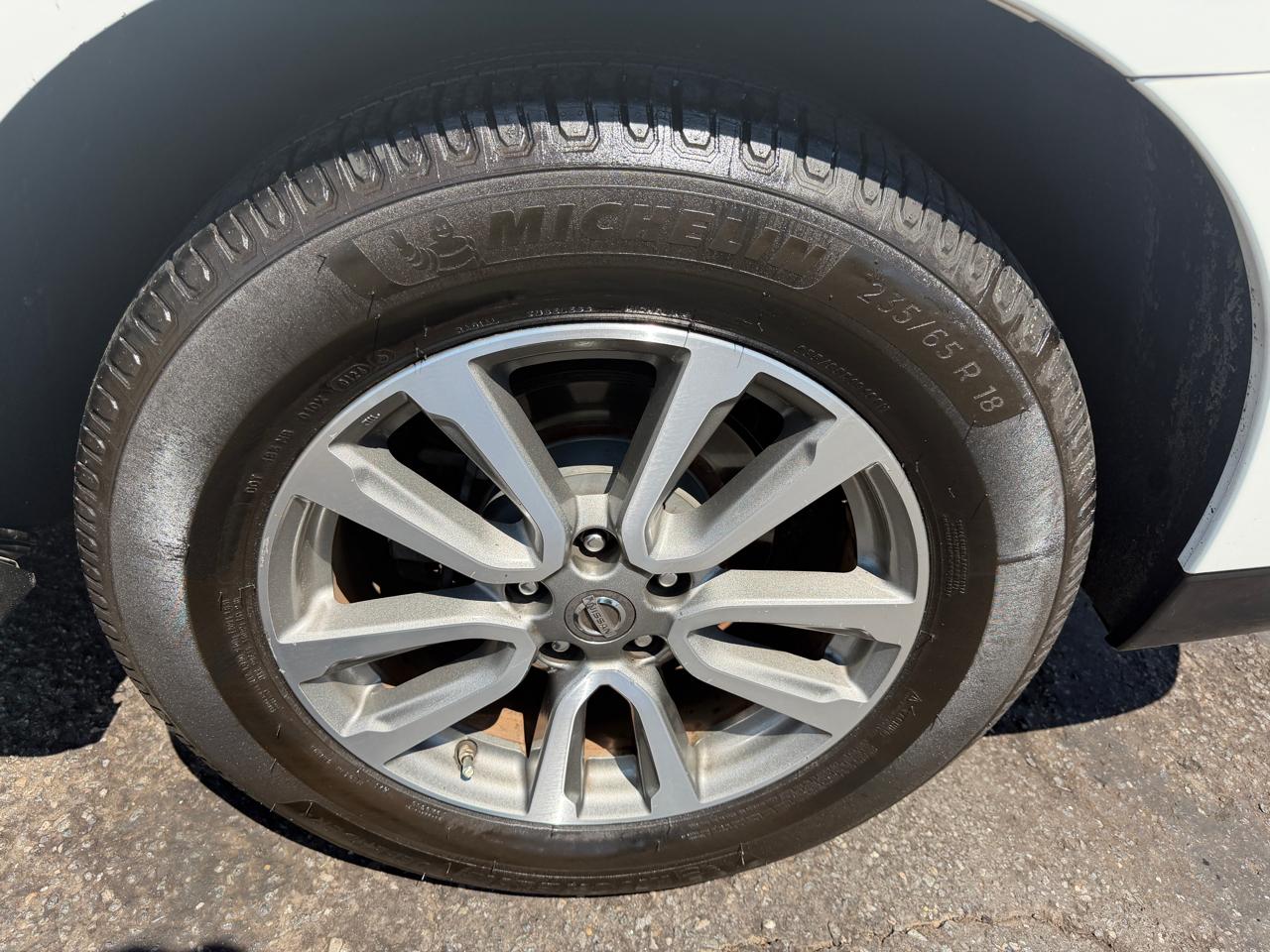 Nissan Pathfinder LE 2WD 2013