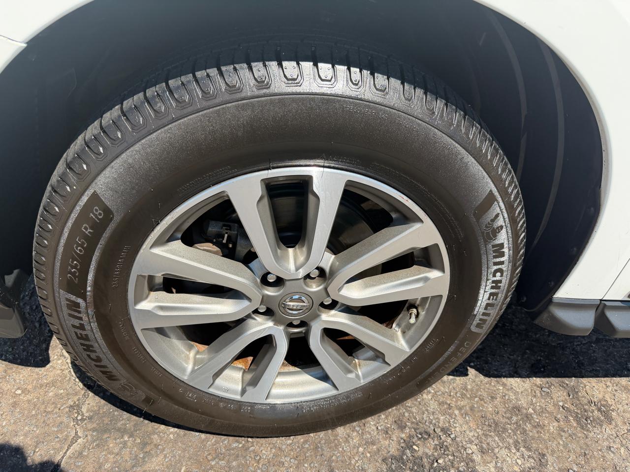 Nissan Pathfinder LE 2WD 2013