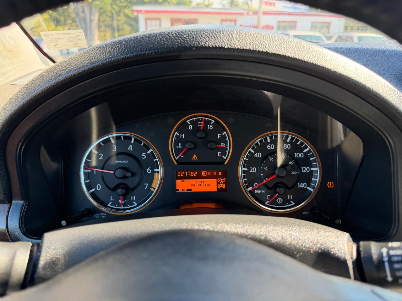 Nissan Armada Platinum 4WD 2012