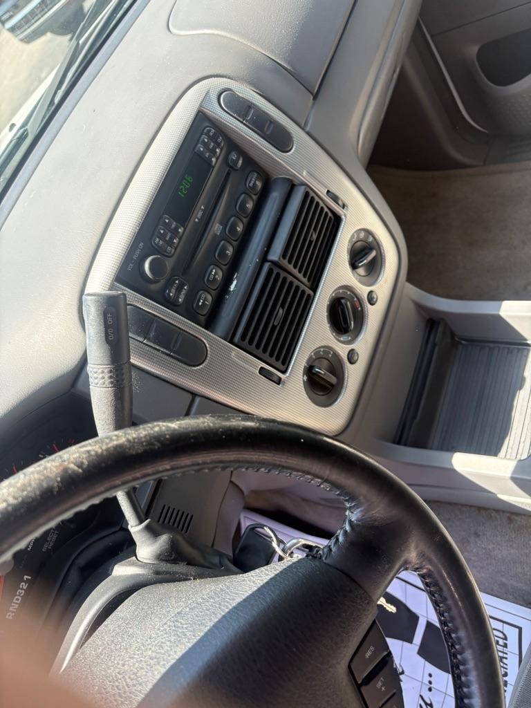 Ford Explorer XLT 4.0L 2WD 2004