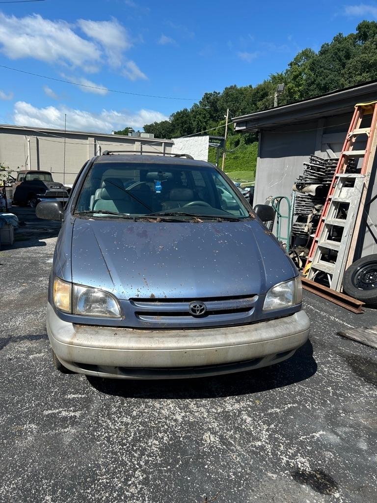 Toyota Sienna LE 4-Door 2000