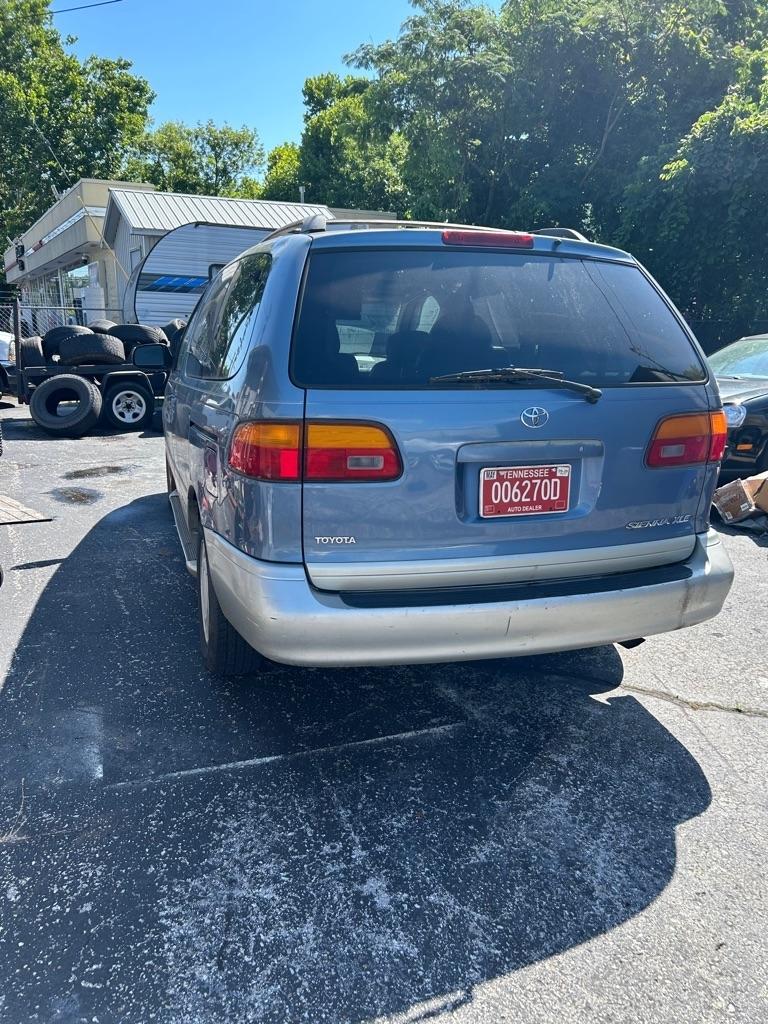 Toyota Sienna LE 4-Door 2000