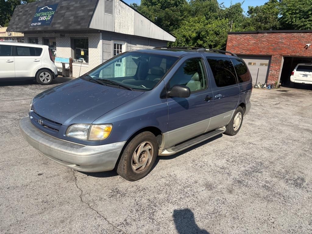 2000 Toyota Sienna LE 4-Door