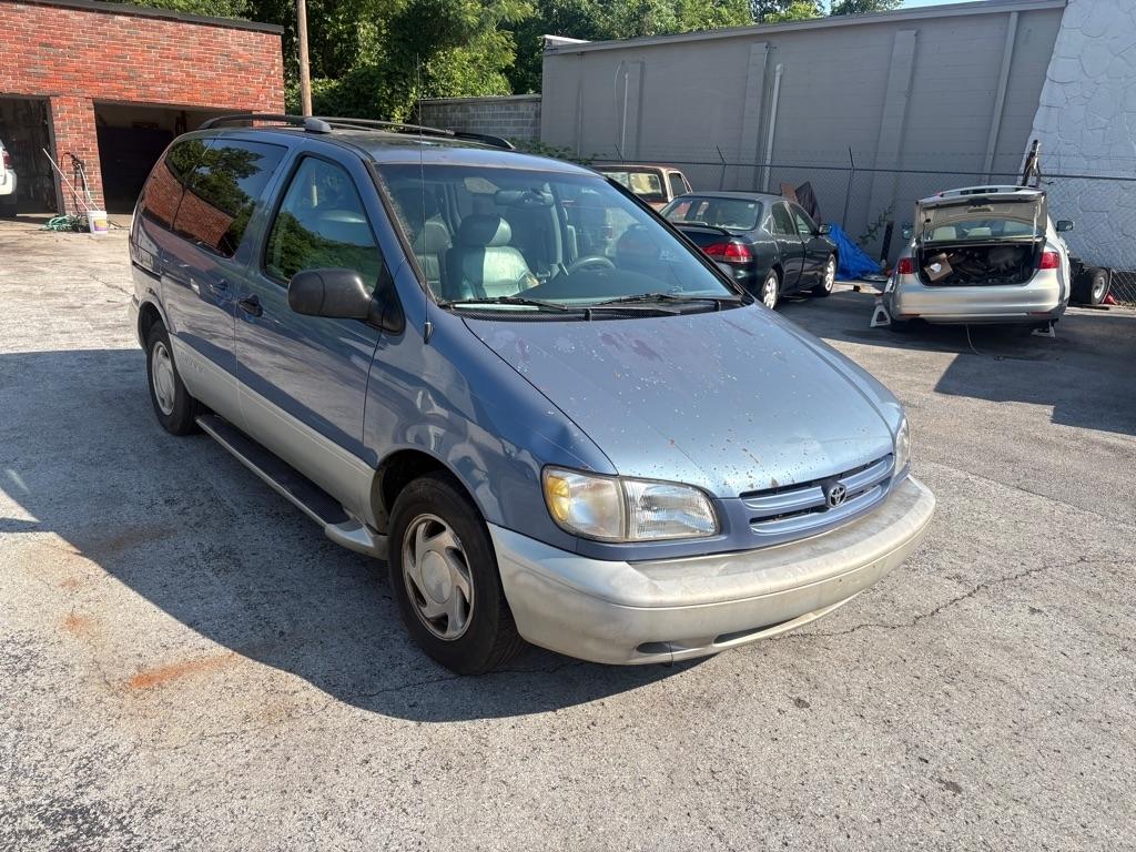 Toyota Sienna LE 4-Door 2000