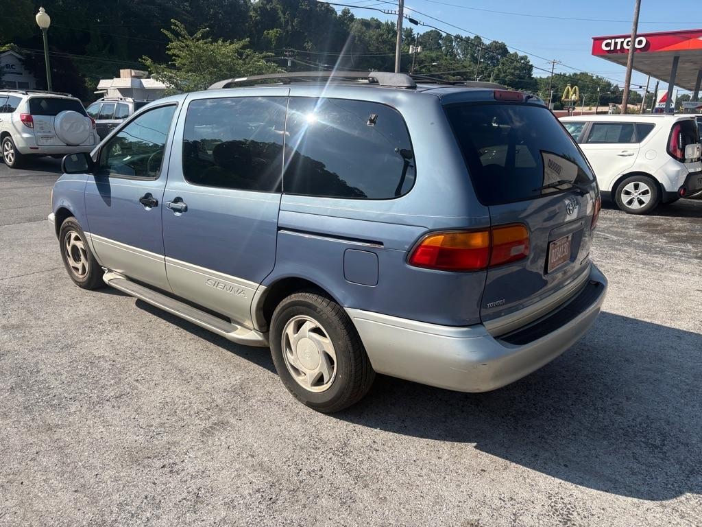 Toyota Sienna LE 4-Door 2000
