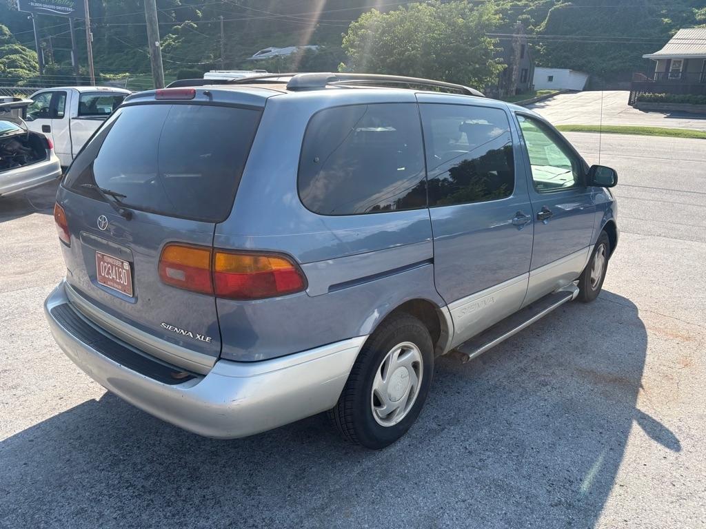 Toyota Sienna LE 4-Door 2000
