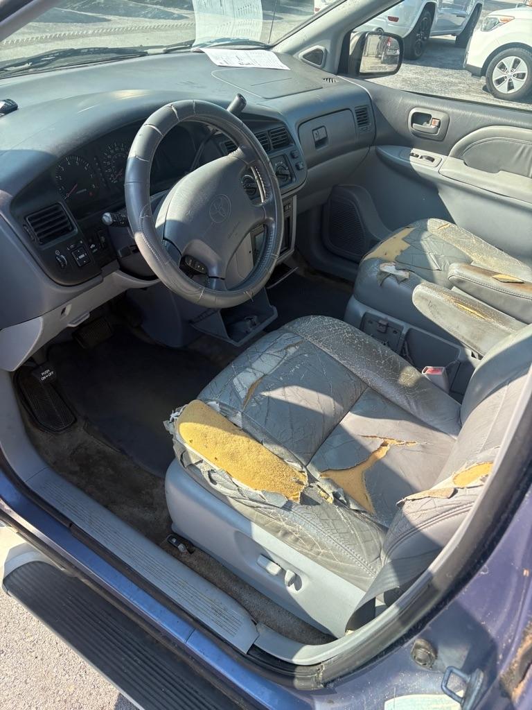 Toyota Sienna LE 4-Door 2000