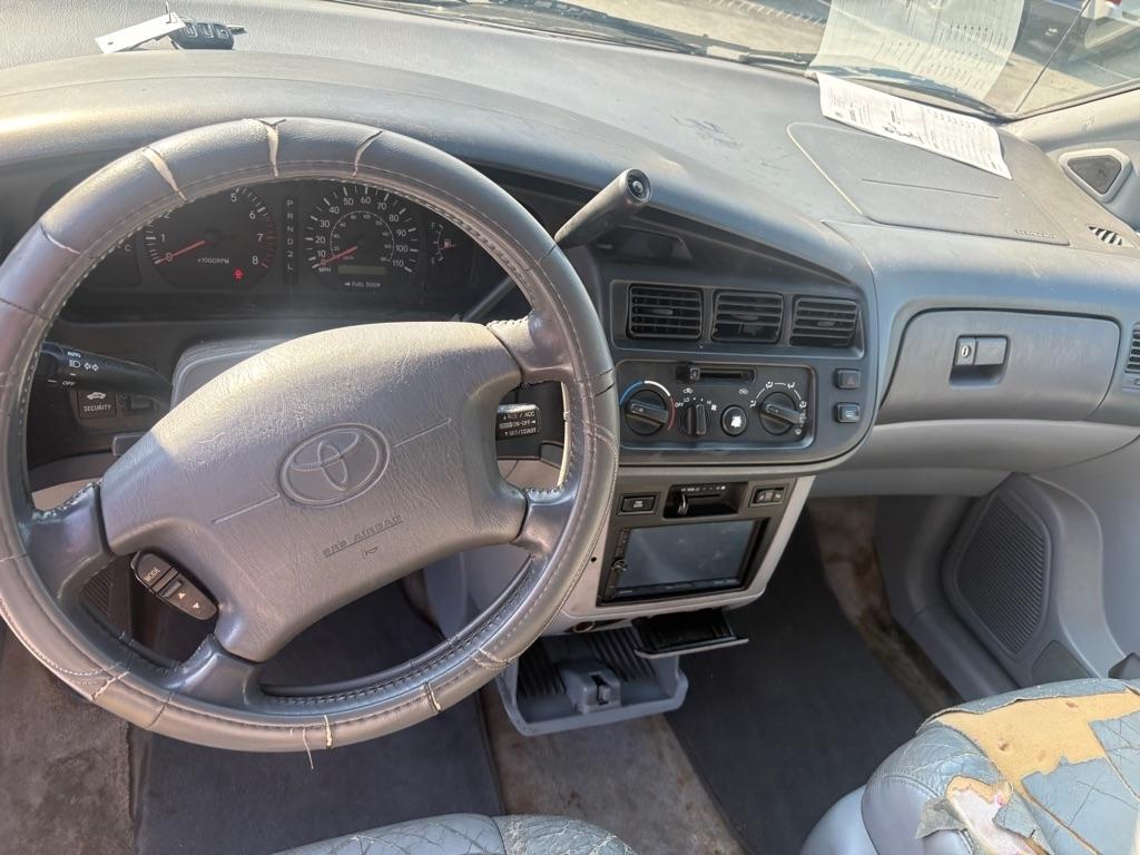 Toyota Sienna LE 4-Door 2000