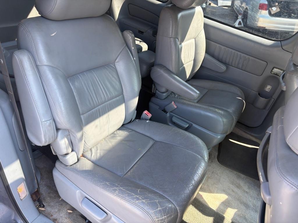 Toyota Sienna LE 4-Door 2000