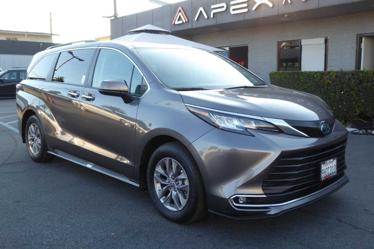 Toyota Sienna XLE FWD 8-Passenger (Natl) 2023