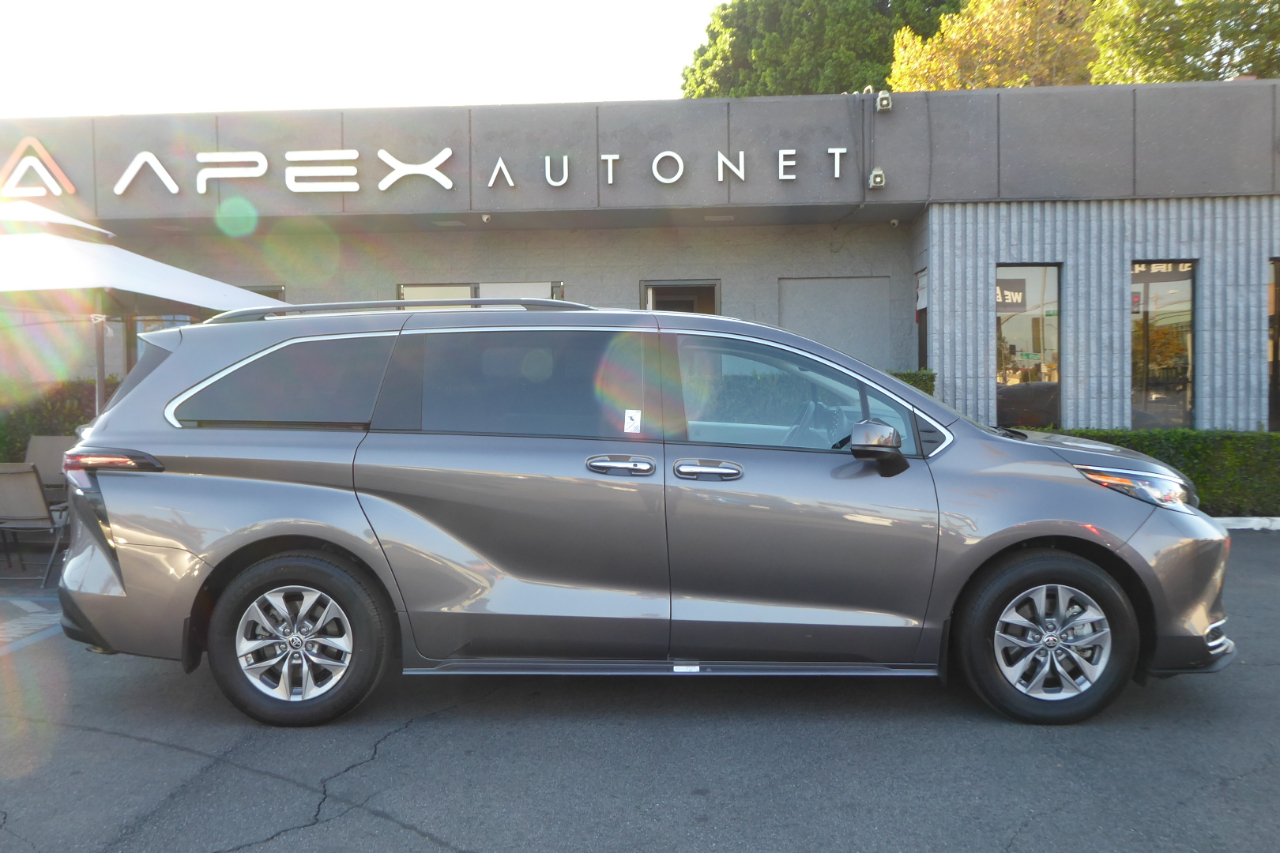 Toyota Sienna XLE FWD 8-Passenger (Natl) 2023