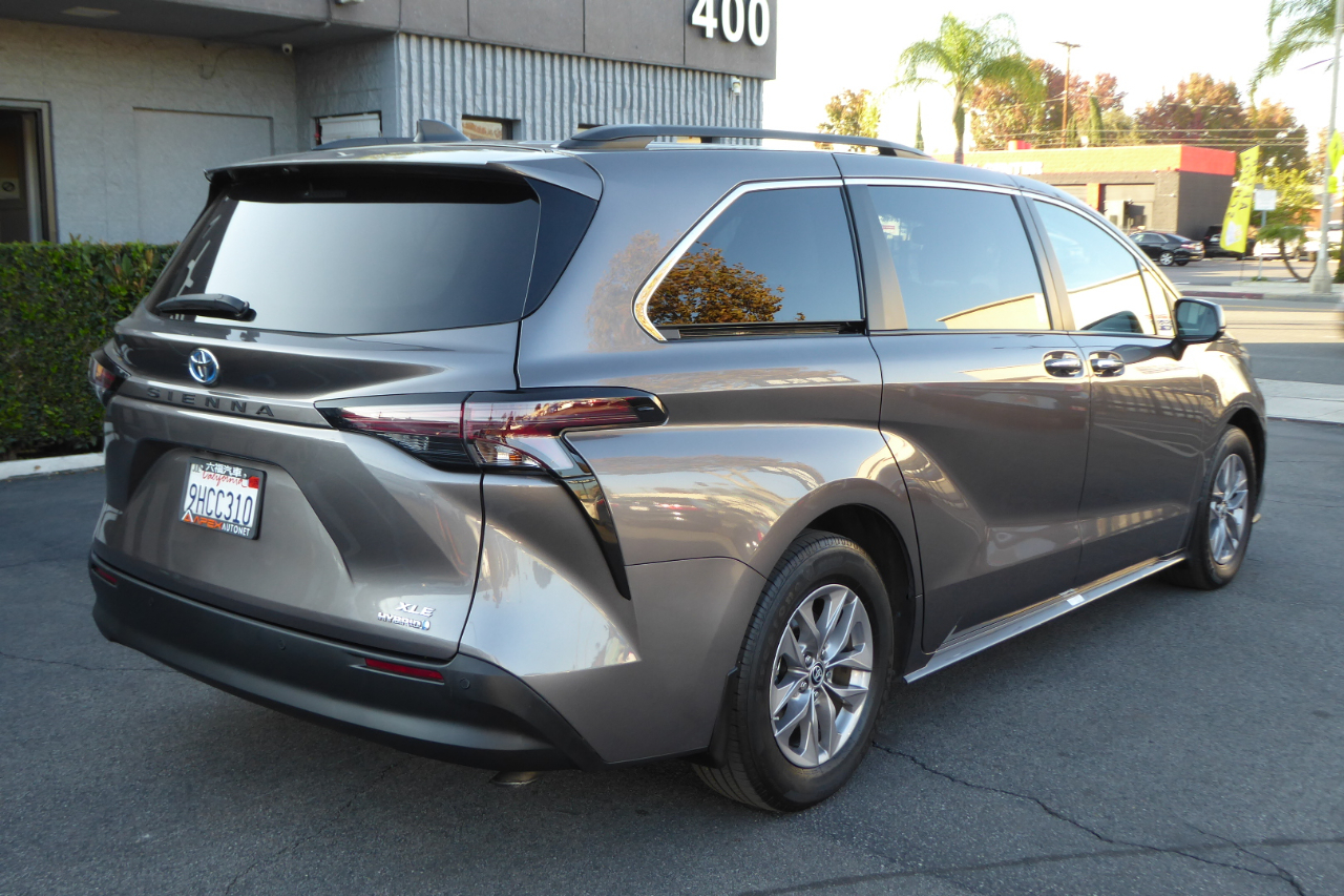 Toyota Sienna XLE FWD 8-Passenger (Natl) 2023