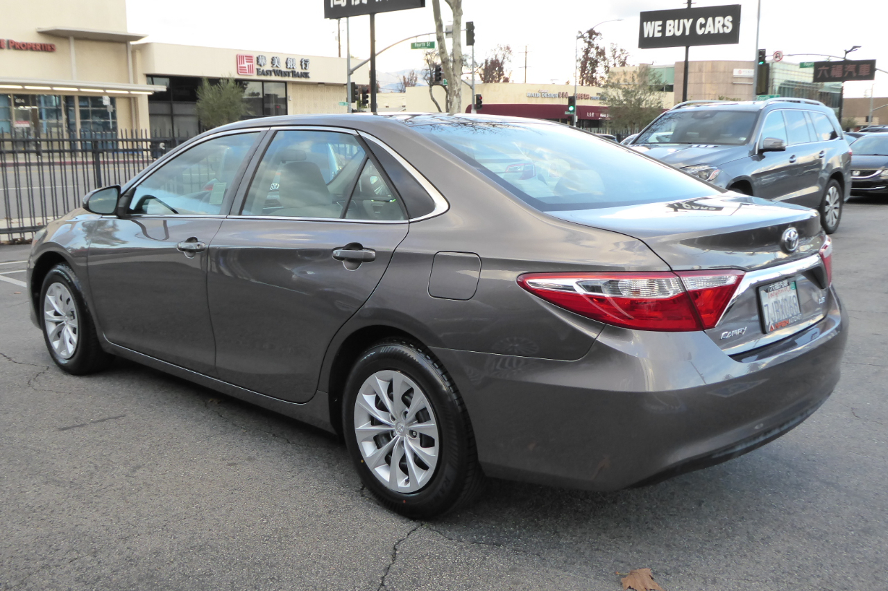 Toyota Camry 4dr Sdn I4 Auto LE (Natl) 2015