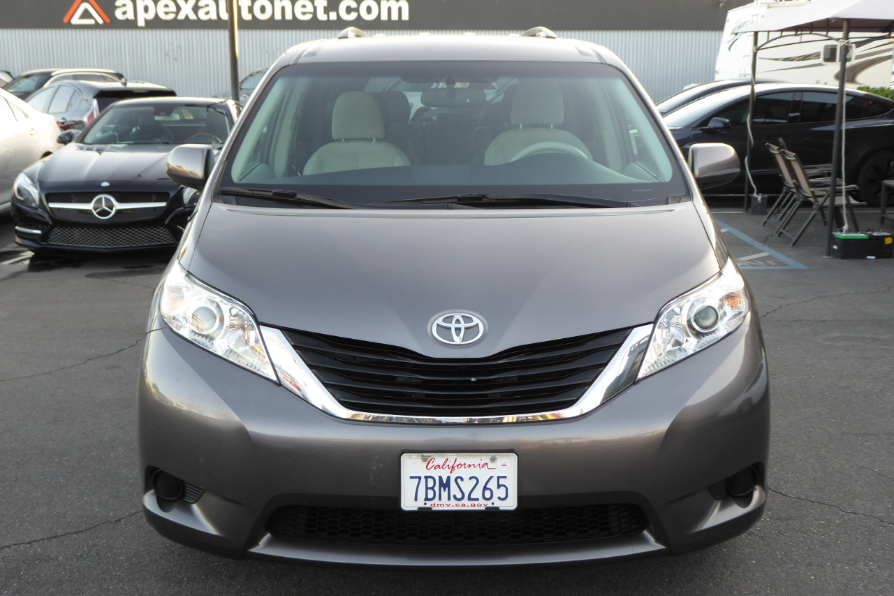 Toyota Sienna 5dr 7-Pass Van V6 LE FWD (Natl) 2013
