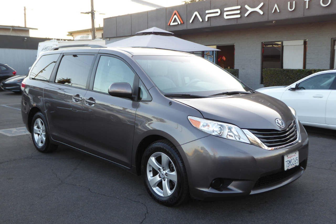 Toyota Sienna 5dr 7-Pass Van V6 LE FWD (Natl) 2013
