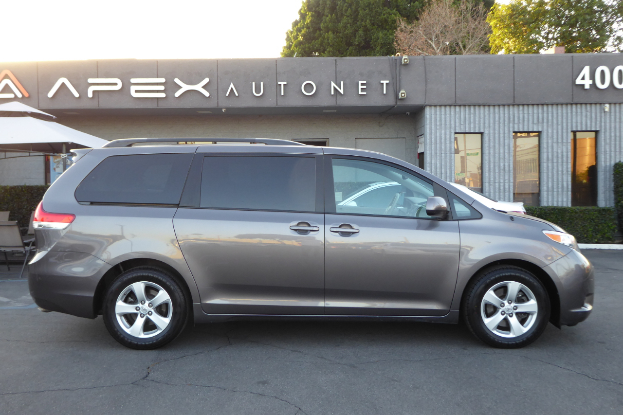 Toyota Sienna 5dr 7-Pass Van V6 LE FWD (Natl) 2013