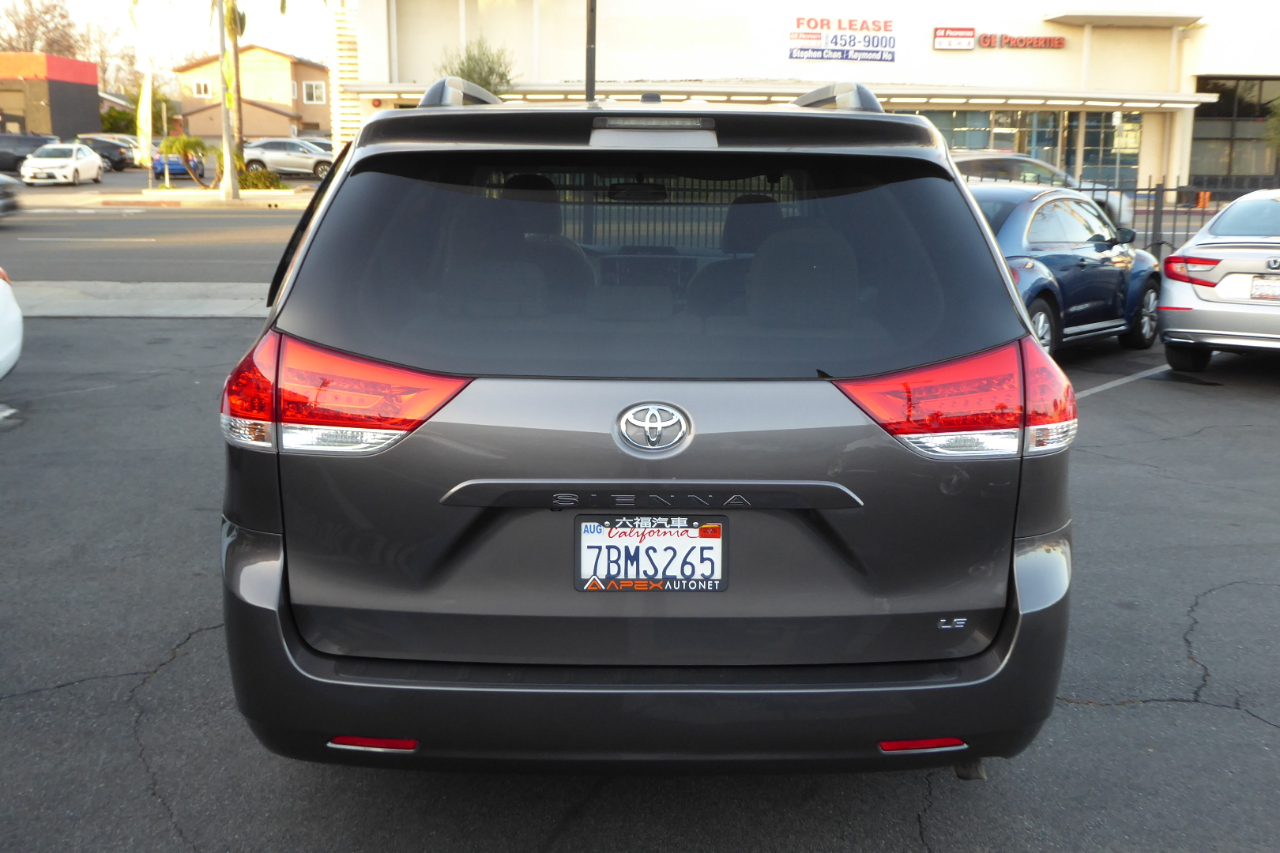 Toyota Sienna 5dr 7-Pass Van V6 LE FWD (Natl) 2013