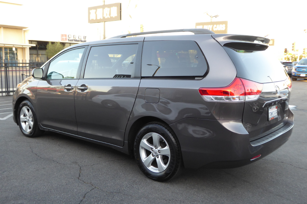 Toyota Sienna 5dr 7-Pass Van V6 LE FWD (Natl) 2013