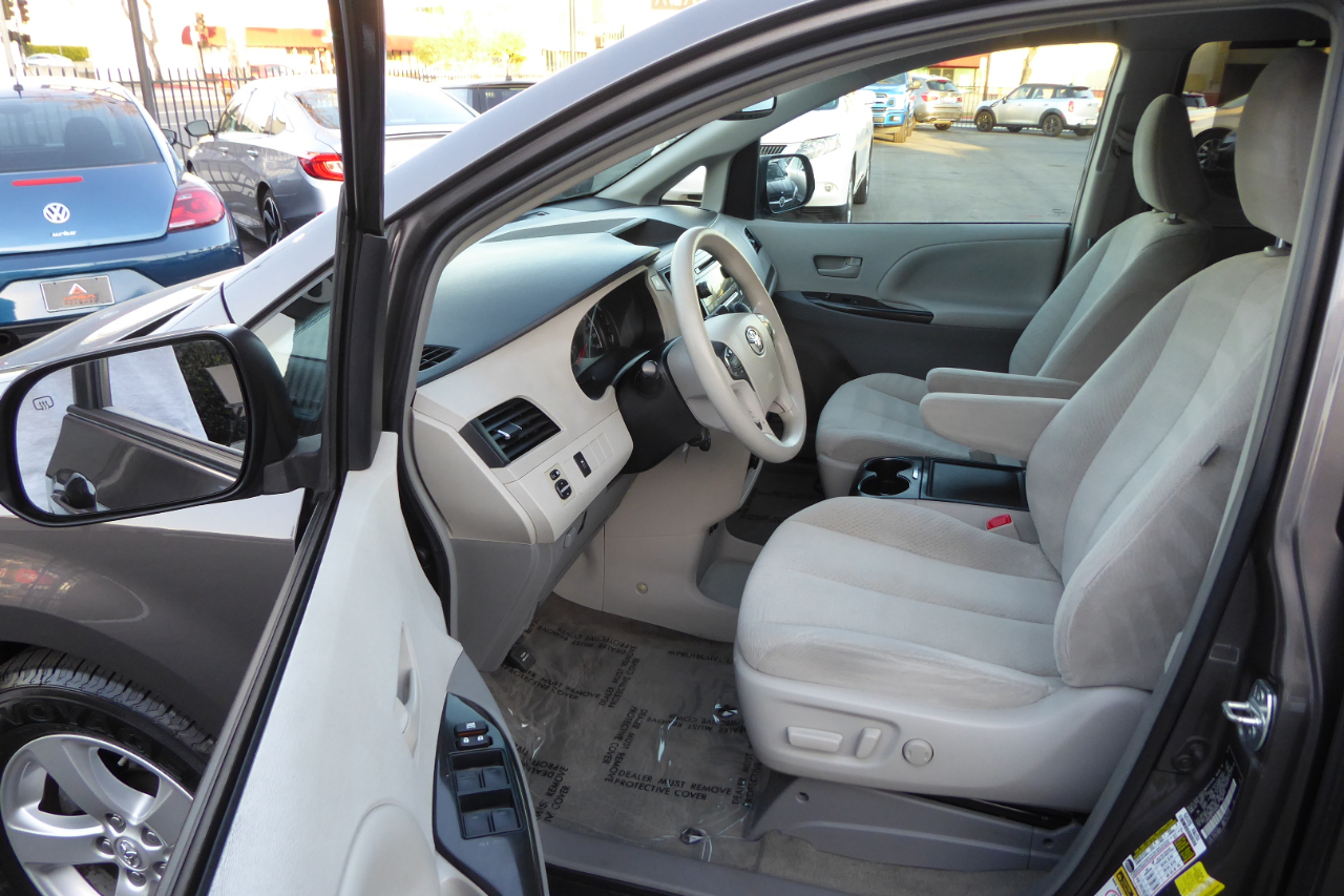 Toyota Sienna 5dr 7-Pass Van V6 LE FWD (Natl) 2013