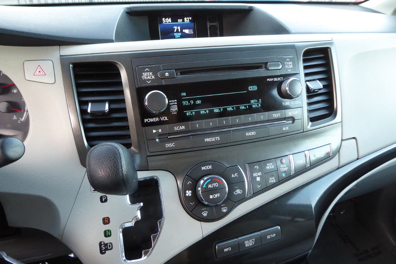 Toyota Sienna 5dr 7-Pass Van V6 LE FWD (Natl) 2013