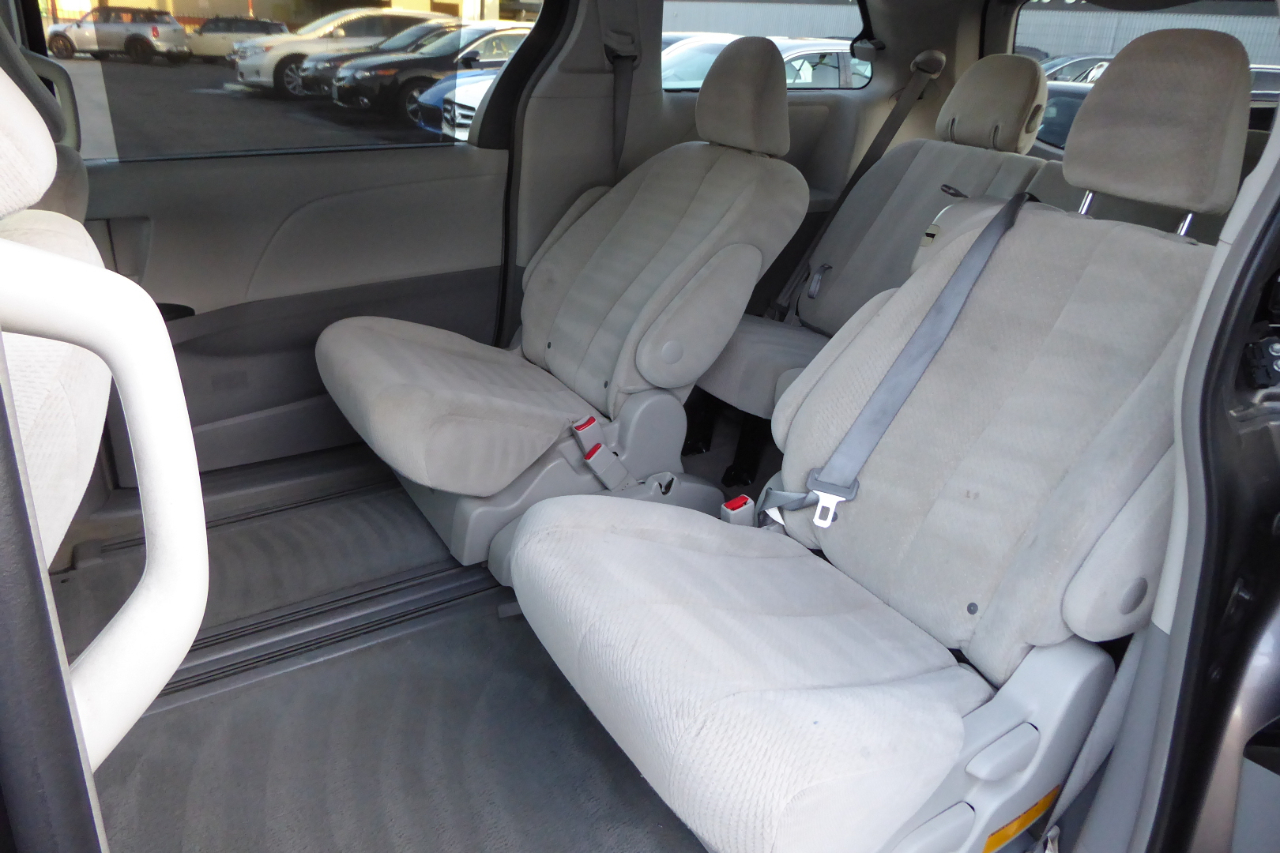 Toyota Sienna 5dr 7-Pass Van V6 LE FWD (Natl) 2013