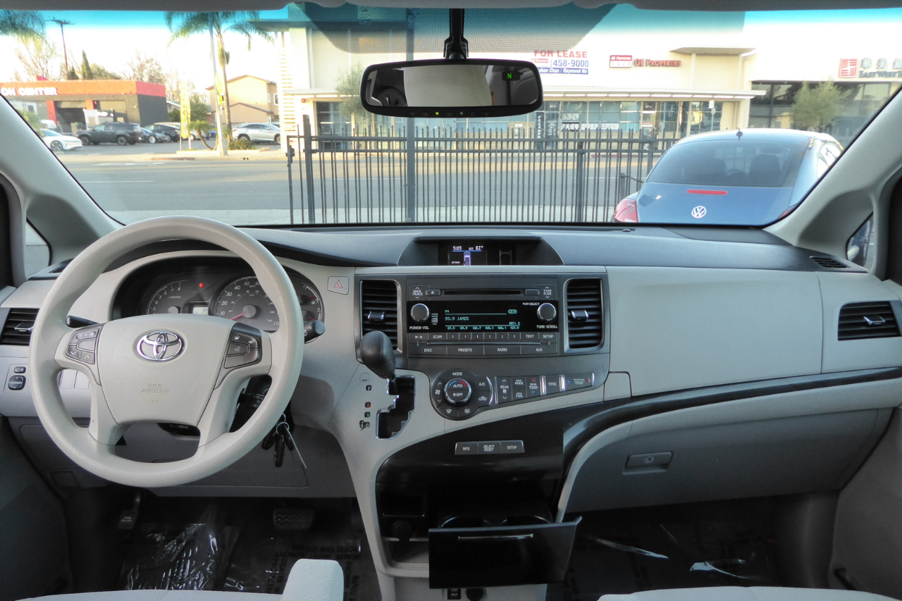 Toyota Sienna 5dr 7-Pass Van V6 LE FWD (Natl) 2013