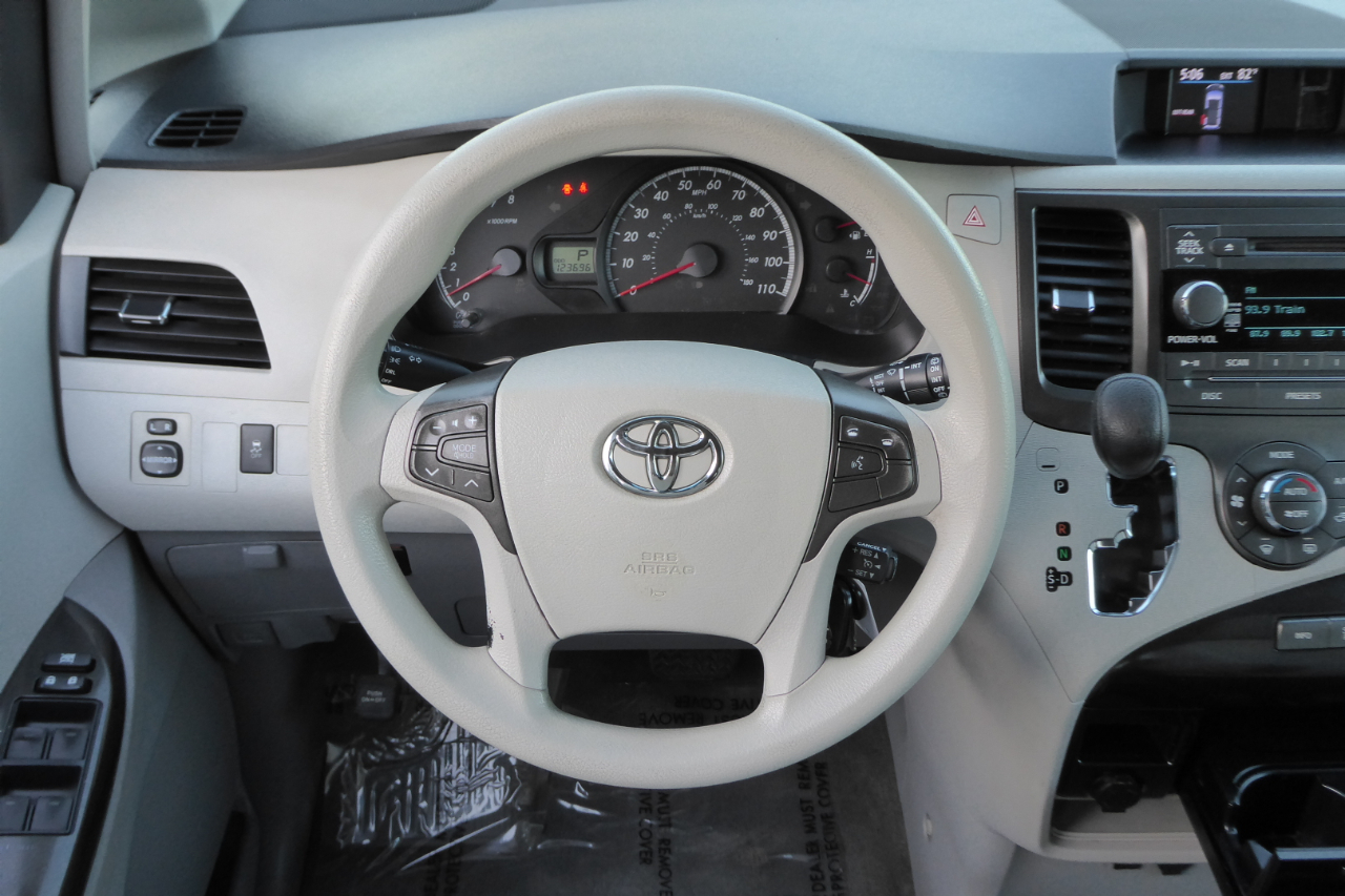 Toyota Sienna 5dr 7-Pass Van V6 LE FWD (Natl) 2013