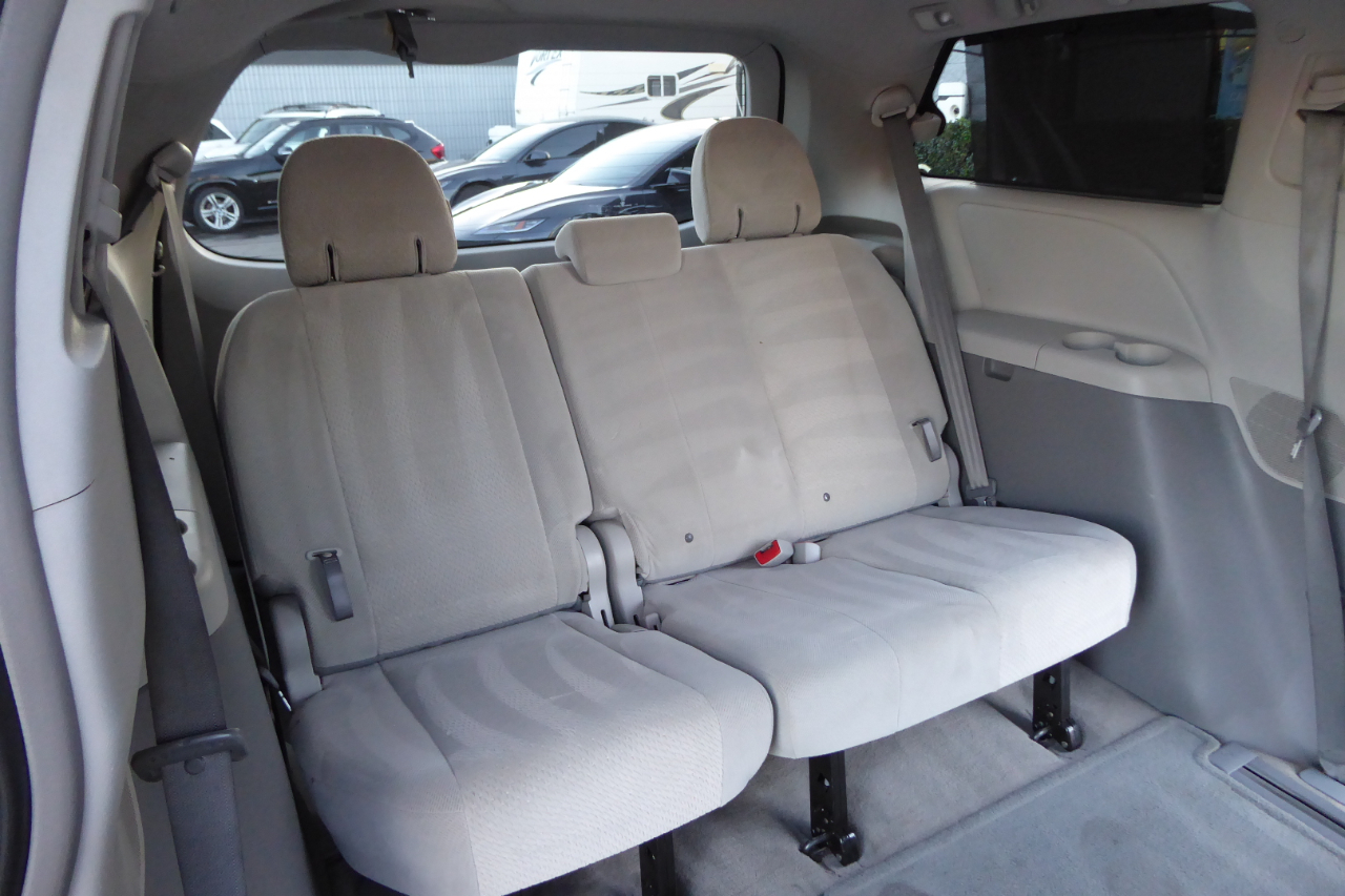 Toyota Sienna 5dr 7-Pass Van V6 LE FWD (Natl) 2013