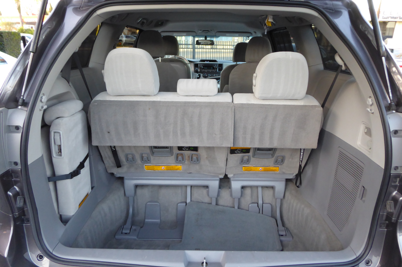 Toyota Sienna 5dr 7-Pass Van V6 LE FWD (Natl) 2013