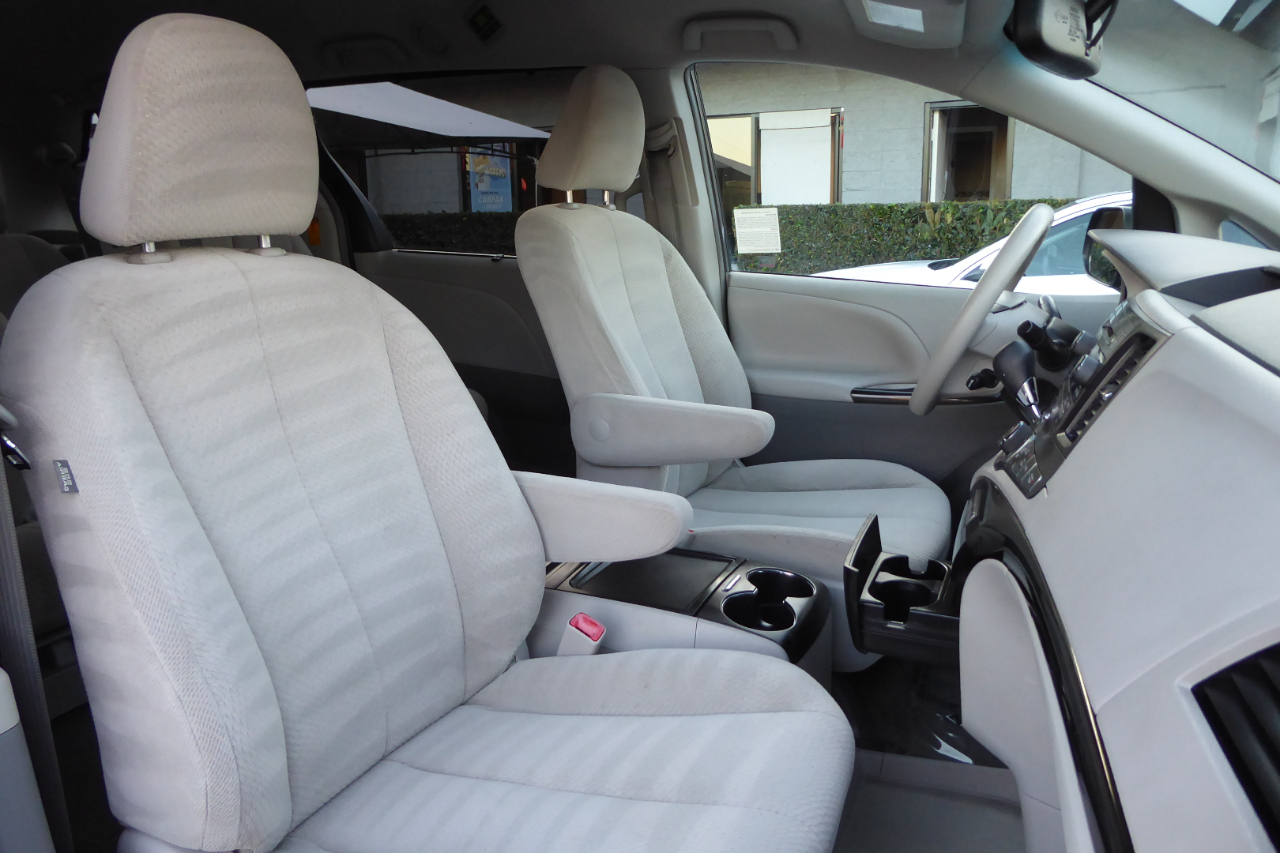 Toyota Sienna 5dr 7-Pass Van V6 LE FWD (Natl) 2013