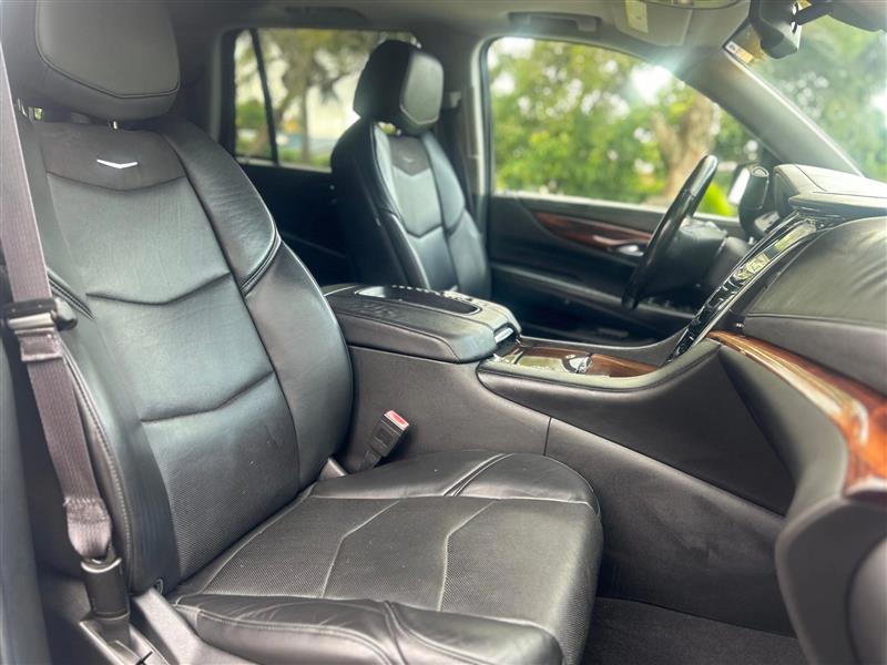 Cadillac Escalade Luxury 4WD 2015