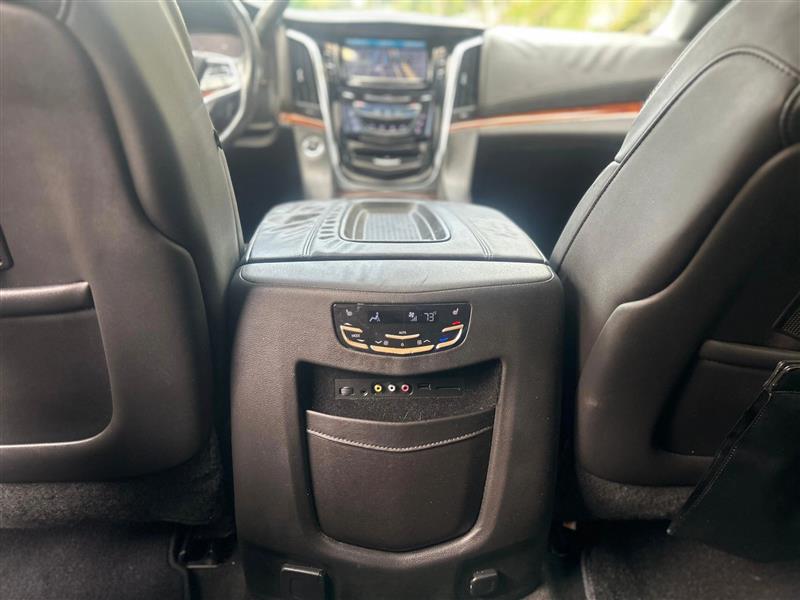 Cadillac Escalade Luxury 4WD 2015