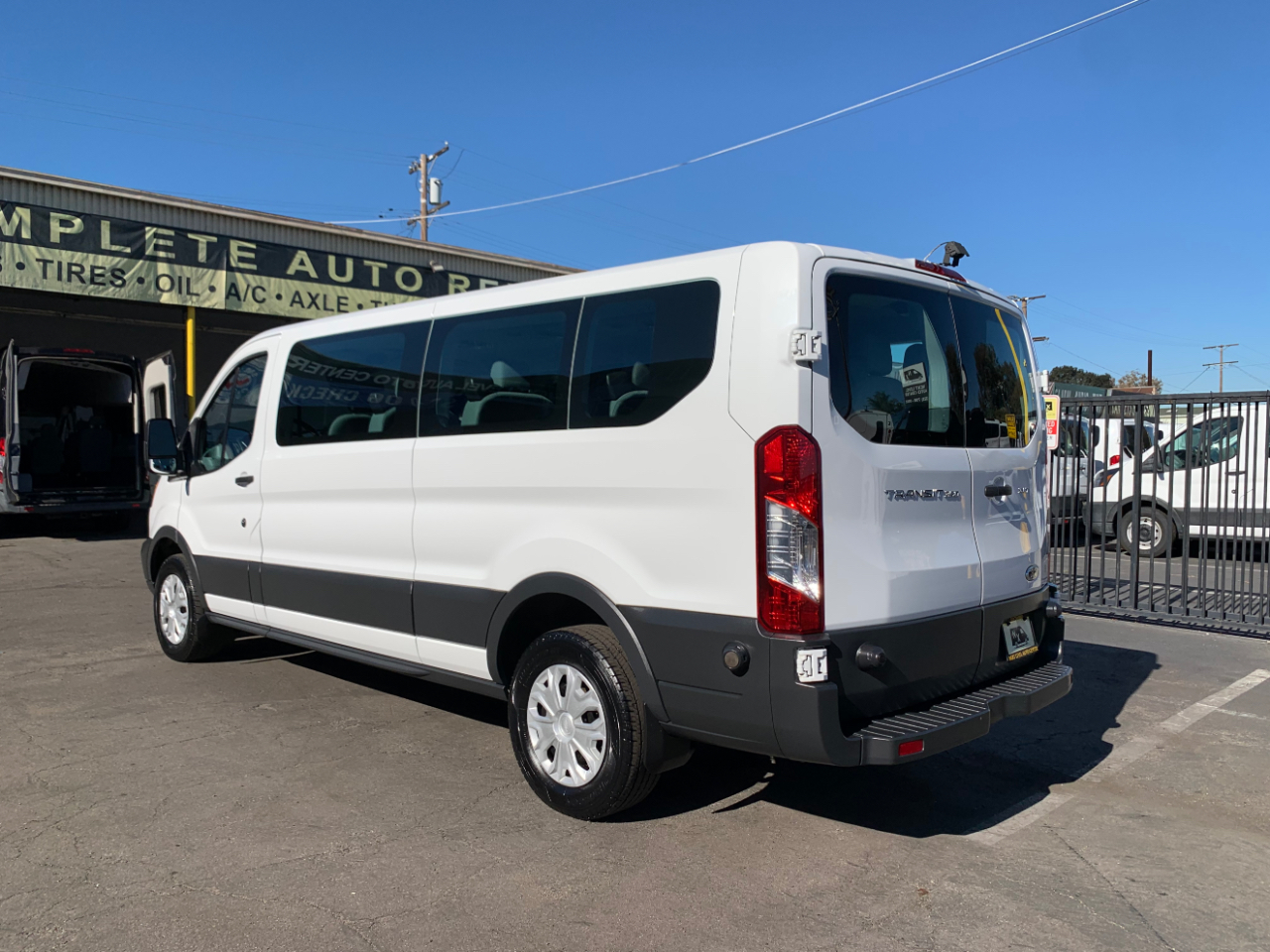 Ford Transit Wagon T-350 148" Low Roof XLT Swing-Out RH Dr 2015