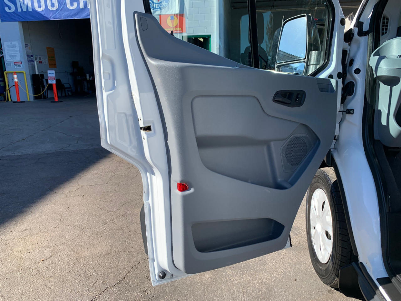 Ford Transit Wagon T-350 148" Low Roof XLT Swing-Out RH Dr 2015