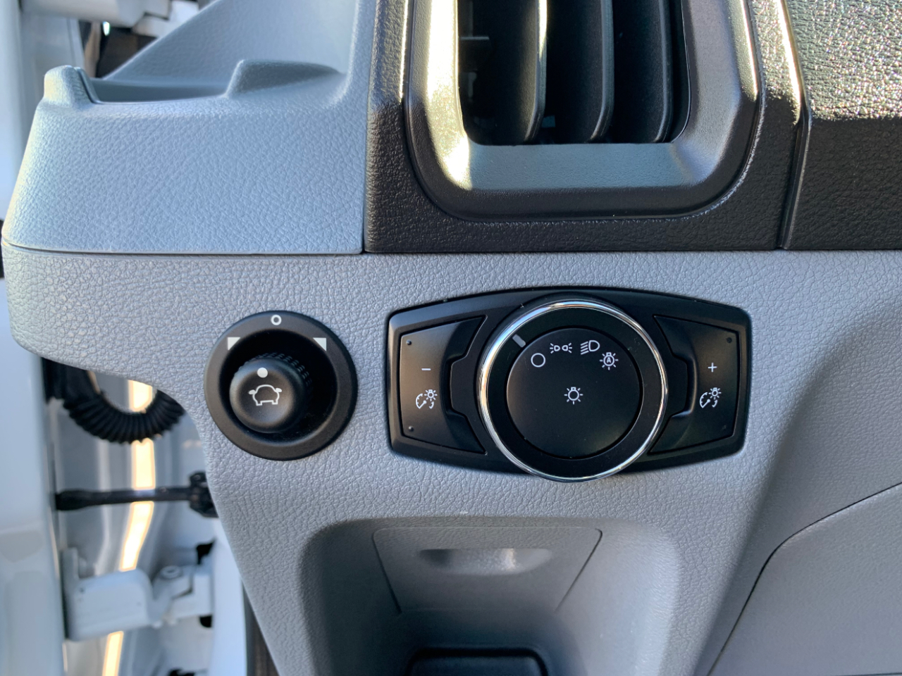 Ford Transit Wagon T-350 148" Low Roof XLT Swing-Out RH Dr 2015