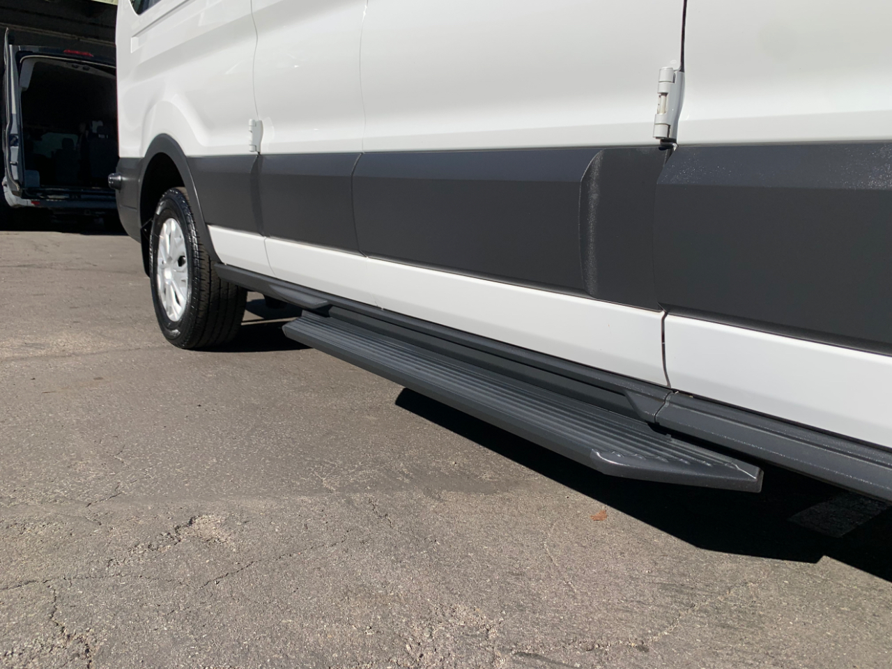 Ford Transit Wagon T-350 148" Low Roof XLT Swing-Out RH Dr 2015