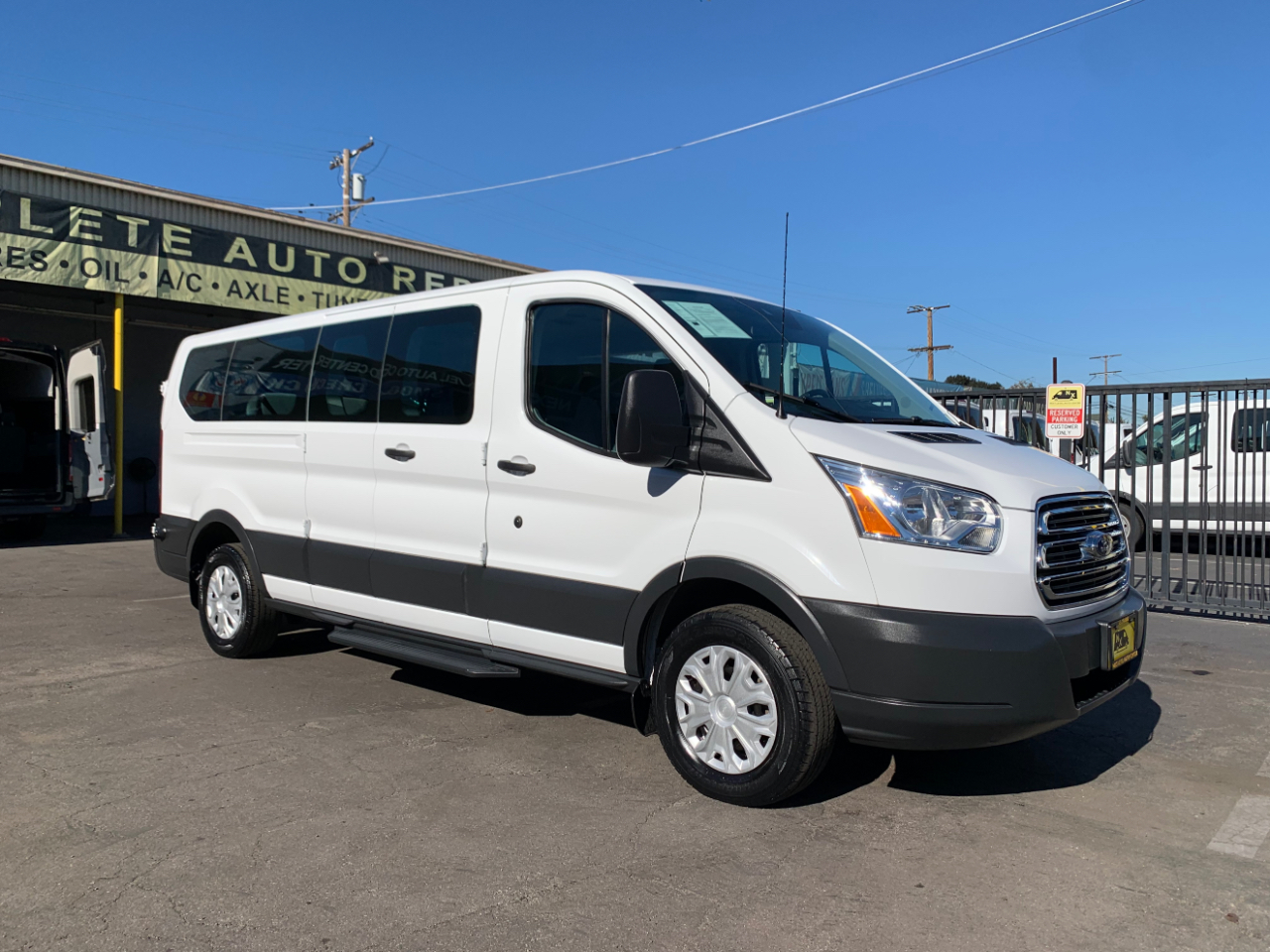 Ford Transit Wagon T-350 148" Low Roof XLT Swing-Out RH Dr 2015