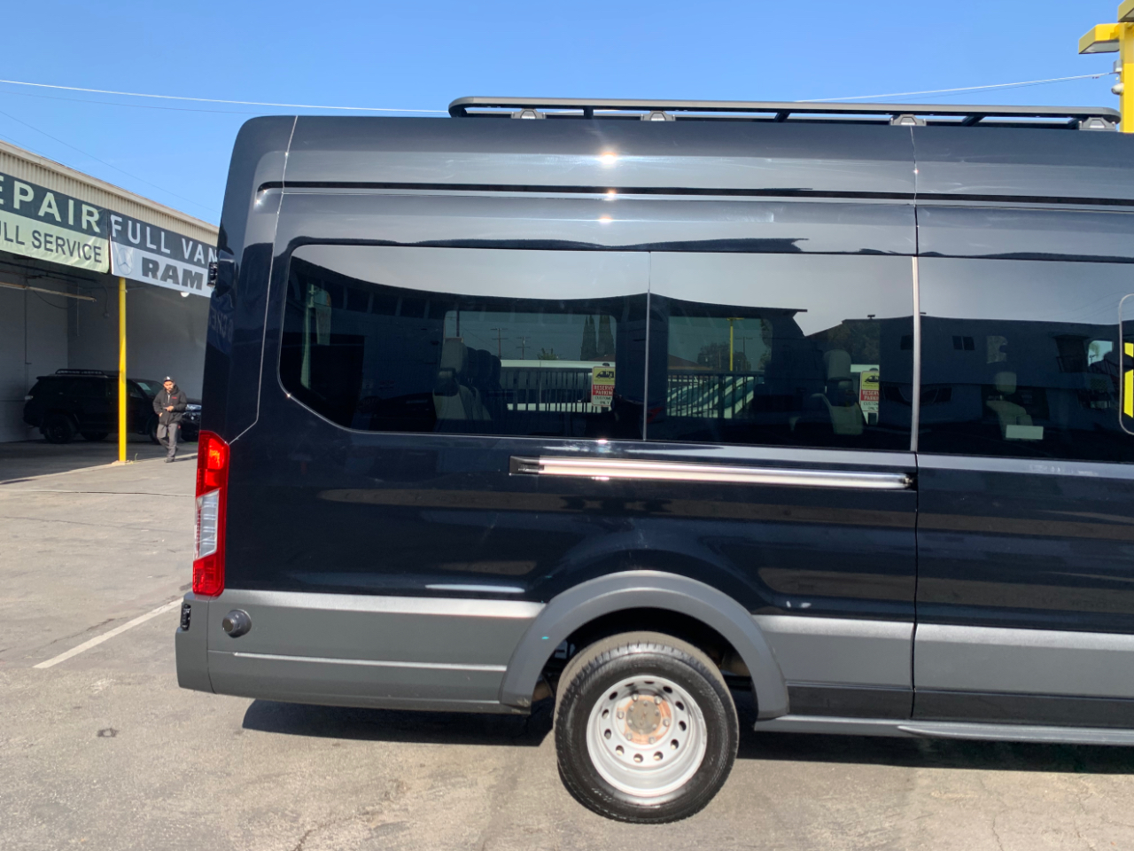 Ford Transit Wagon T-350 148" EL High Roof XLT Sliding RH Dr DRW 2017