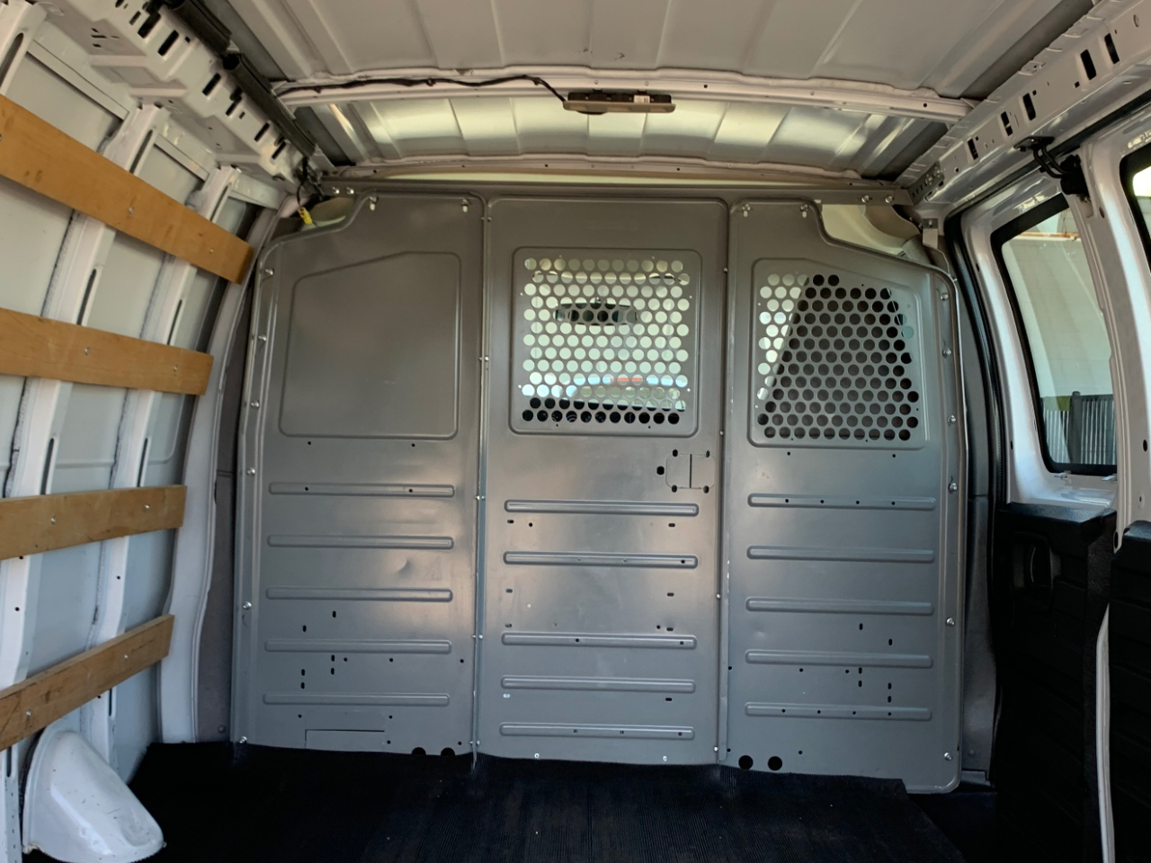 GMC Savana Cargo Van RWD 2500 135" 2017