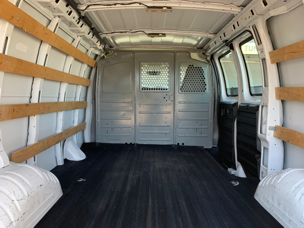 GMC Savana Cargo Van RWD 2500 135" 2017