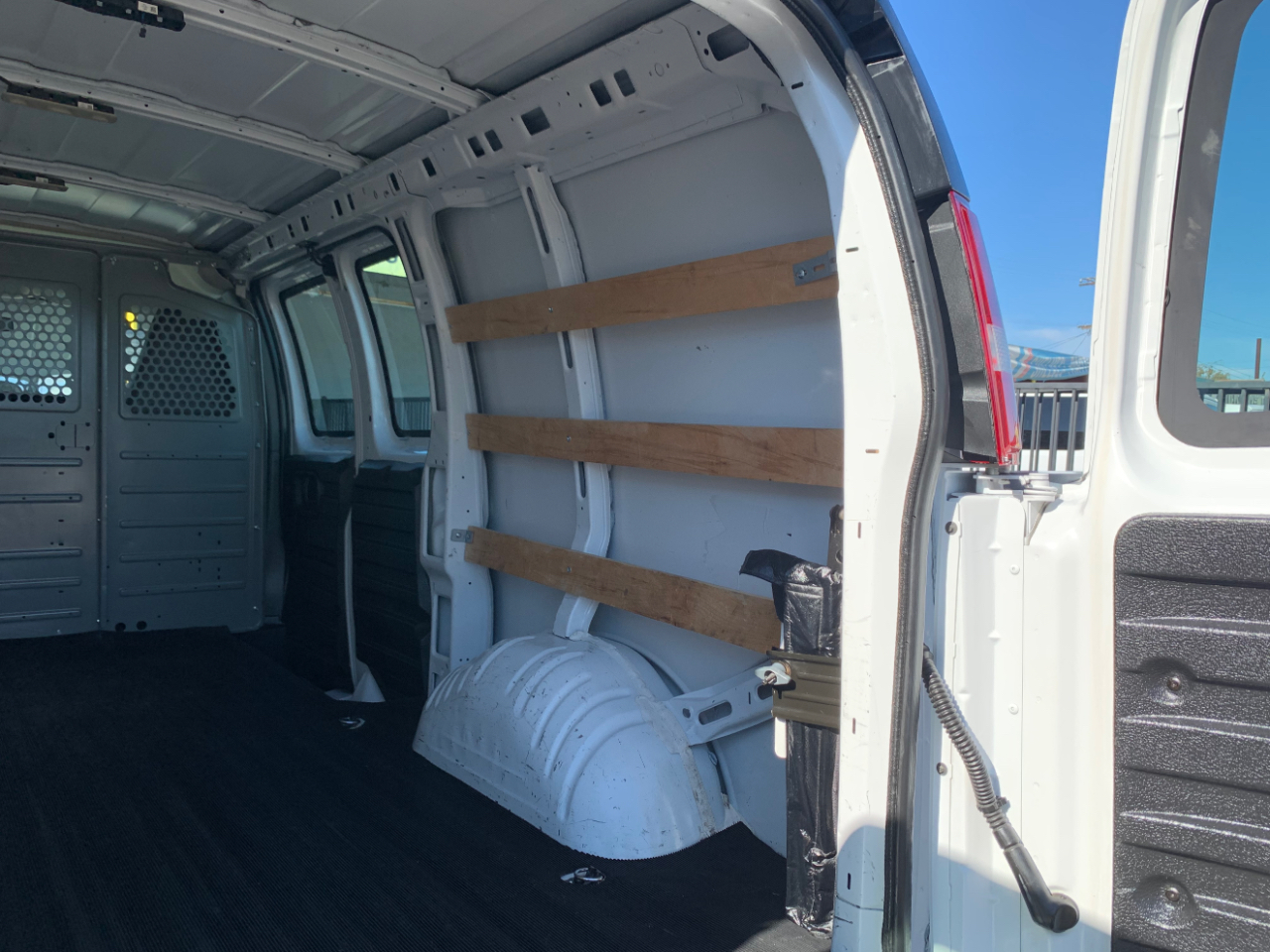 GMC Savana Cargo Van RWD 2500 135" 2017