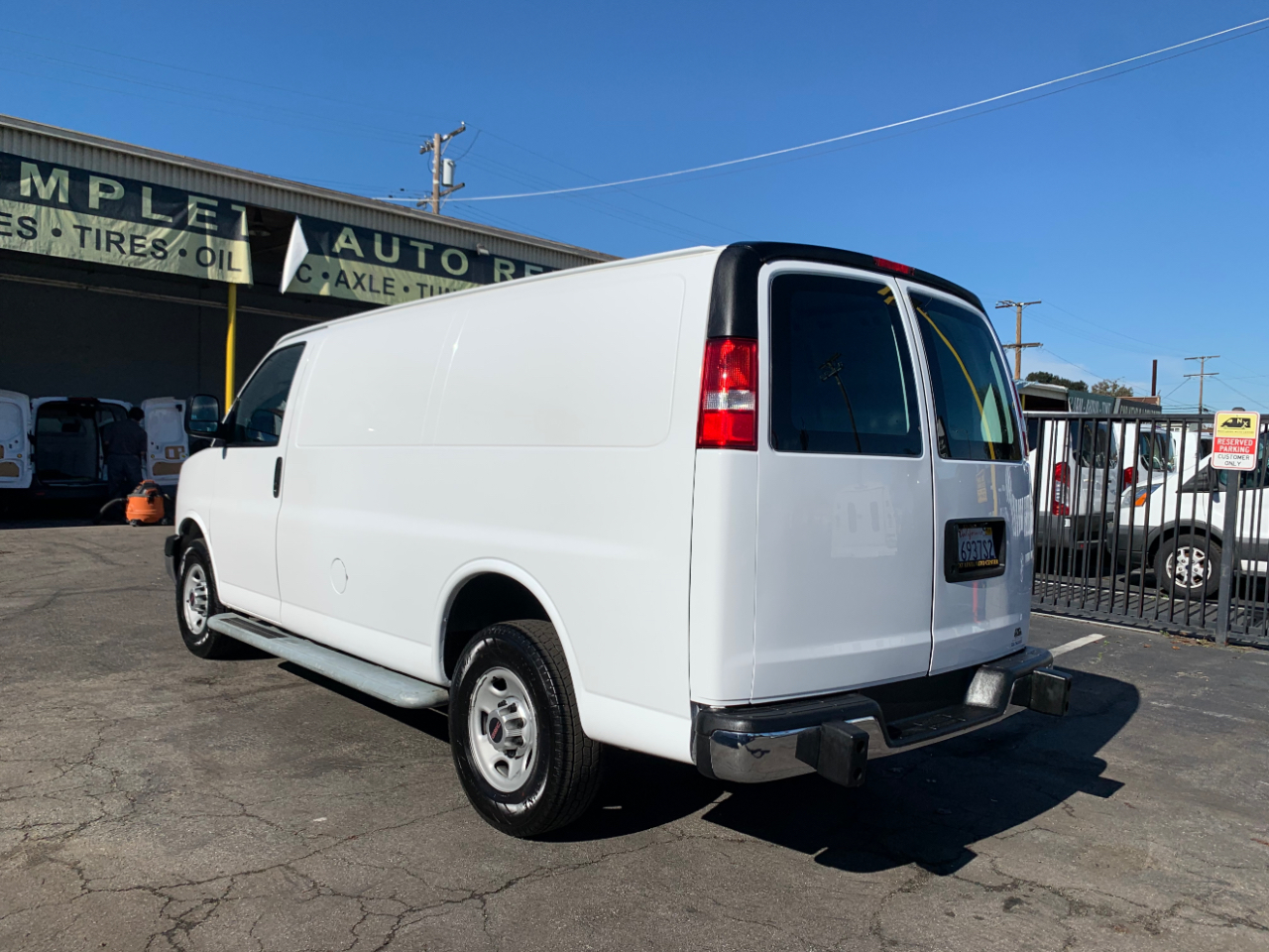 GMC Savana Cargo Van RWD 2500 135" 2017