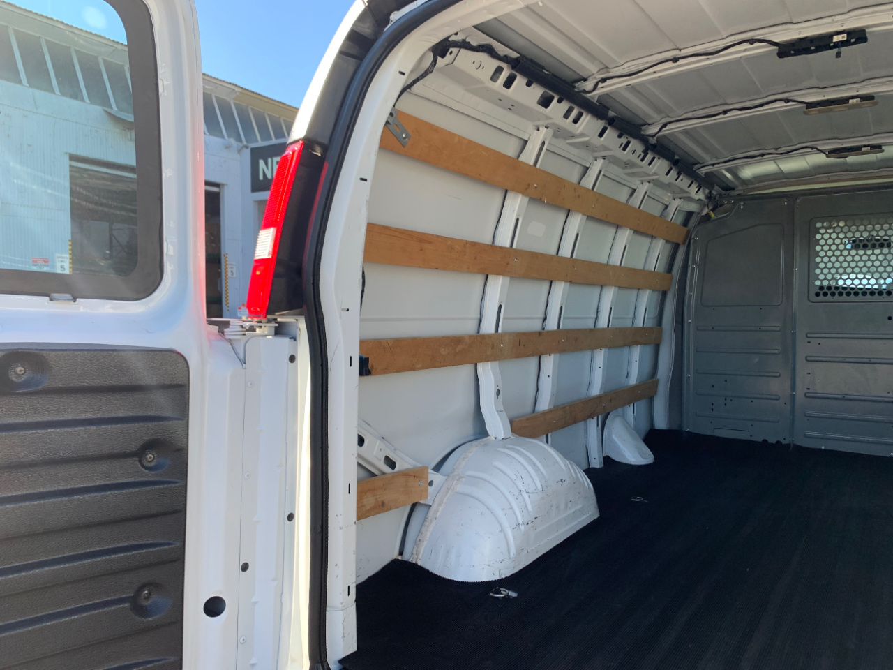 GMC Savana Cargo Van RWD 2500 135" 2017