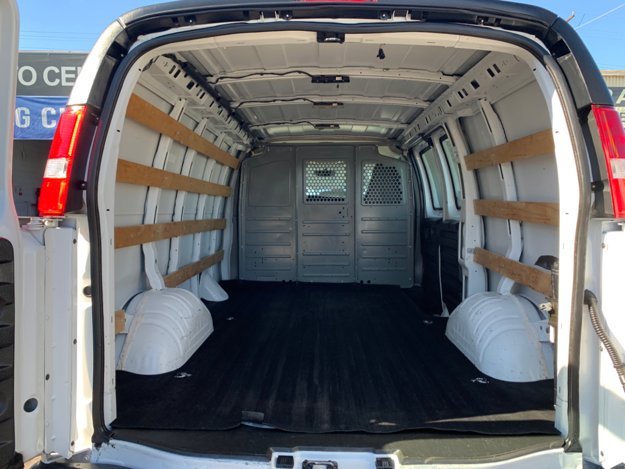 GMC Savana Cargo Van RWD 2500 135" 2017